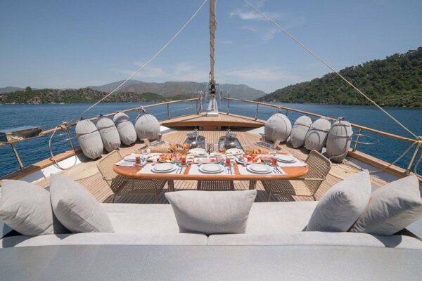 front deck on silver moon gulet