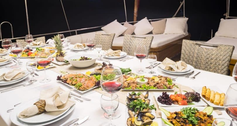 ¿Qué tipo de platos están disponibles en un crucero en goleta turca?
